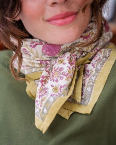 Foulard grand format en voile de coton – Mina Vanille Framboise