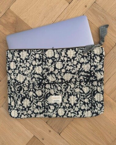 Pochette grand format/ ordinateur 13′ – Anjali Encre